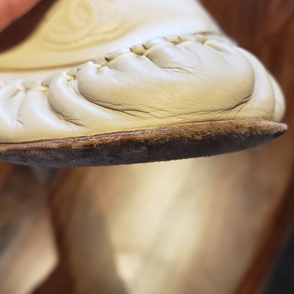 **FLAW:right shoe only**Chanel Women's Size 8.5/39.5 Cream Loafer - Picture 2 of 7